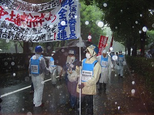 豪雨の中、デモを貫徹