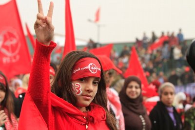 PFLPの旗をまとった少女